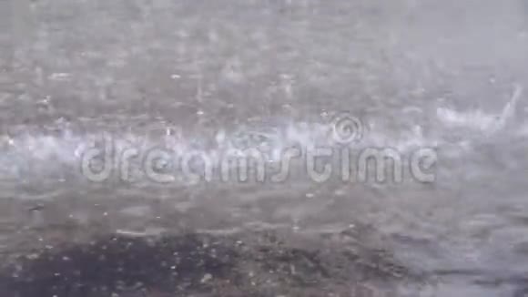 雨水从屋顶流到地面视频的预览图