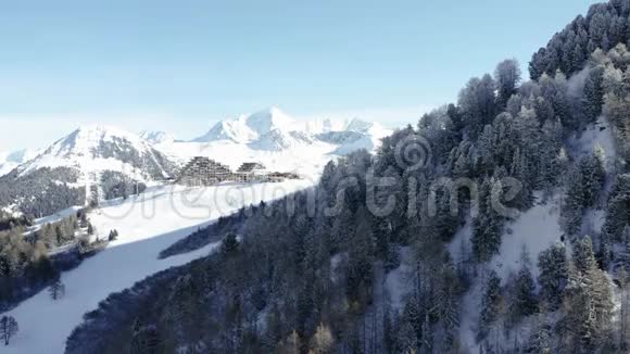 法国阿尔卑斯山的LaPlagne鸟瞰图视频的预览图