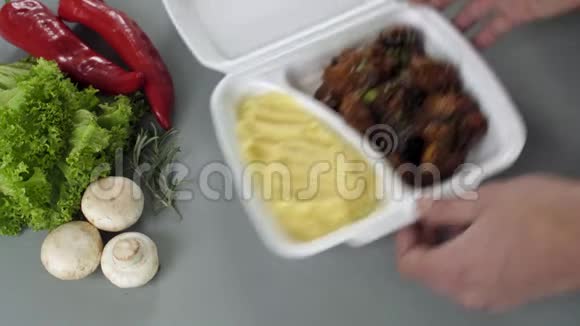 用发泡胶盒包装外卖食品新鲜的外卖套餐配土豆泥和土豆泥视频的预览图