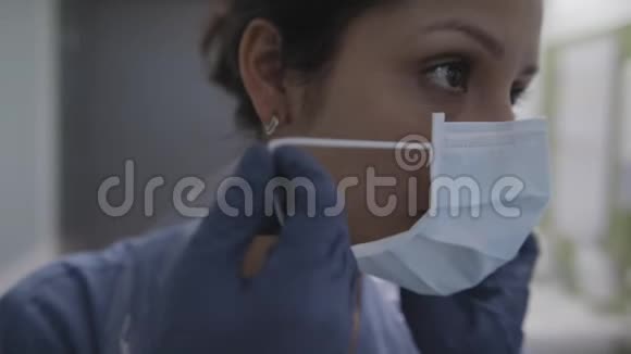 电晕病毒大流行期间护士在缓慢运动中应用面罩的特写视频的预览图