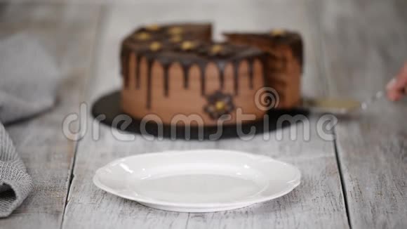 一层巧克力蛋糕和李子和朗姆酒视频的预览图