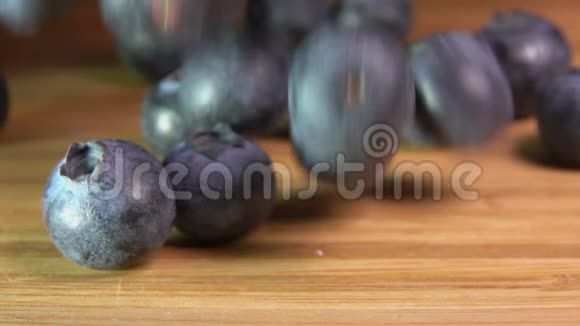 大蓝莓落在木桌上视频的预览图
