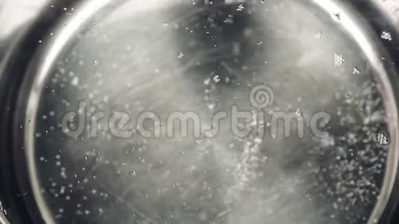 时光流逝锅中沸水的过程上景特写视频的预览图