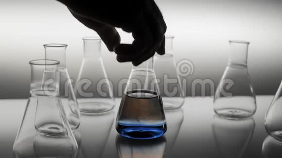 Erlenmeyer瓶用蓝色液体搅拌视频的预览图