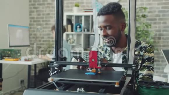 使用3d打印机办公的非裔美国人享受现代技术视频的预览图