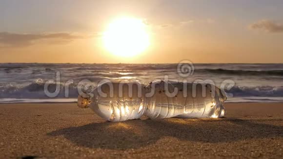 沙质海岸运动日落透明塑料瓶污染自然4k视频的预览图