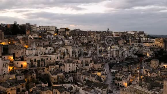 意大利Matera镇屋顶被照亮的日落景色夜间大气时间流逝视频的预览图