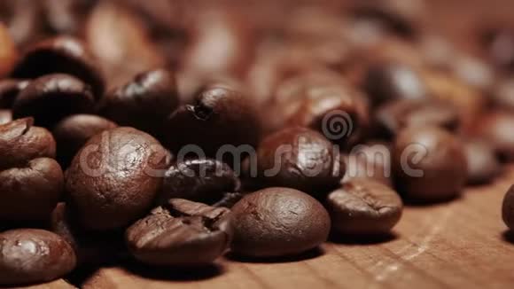 烤棕色咖啡豆的特写镜头前滑块运动视频的预览图