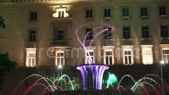 议会和总统之间索菲亚喷泉Dondukov1号和Dondukov2号夜间录像视频的预览图
