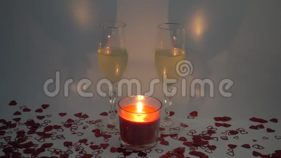 两杯酒点着红烛闪烁着火焰视频的预览图