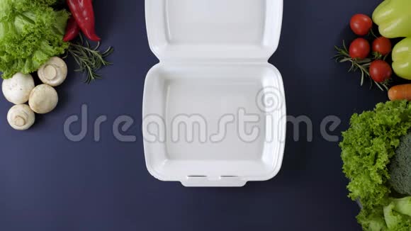 用发泡胶盒包装外卖食品提供新鲜外卖套餐包括米饭视频的预览图