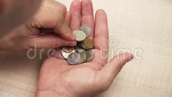 特写镜头男孩在数钱硬币在手金属细节金融经济危机视频的预览图