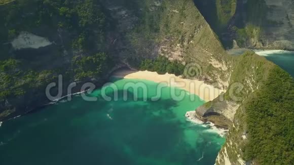 在亚洲的异国假日旅行中空中无人驾驶飞机在努沙佩尼达的Kelingking海滩惊人的海崖上飞行视频的预览图