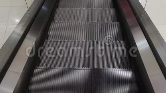 自动扶梯没有人在一个购物中心乘坐自动扶梯视频的预览图