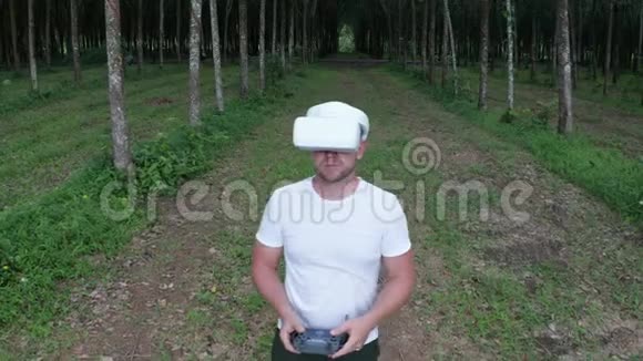在森林里戴着VR眼镜的人视频的预览图