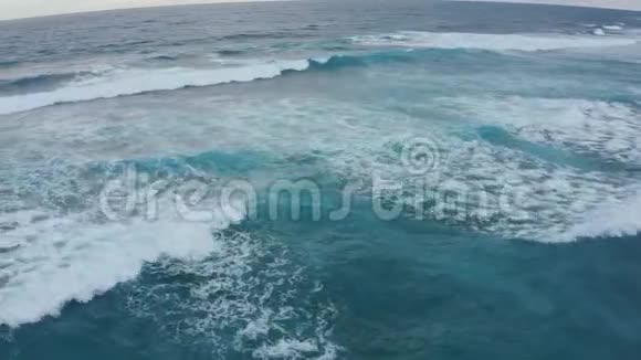 Flycam电影美丽的海浪与泡沫滚动海滩视频的预览图