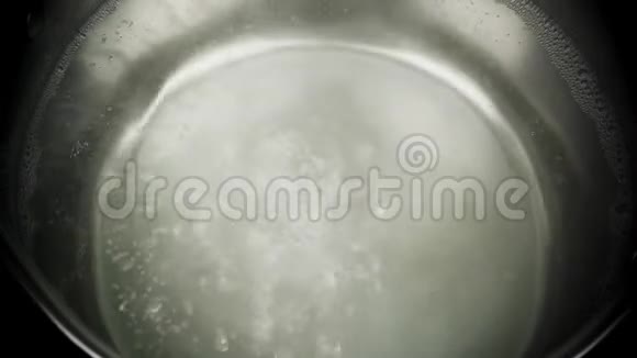 厨房在沸水锅里沸点特写镜头顶部视图视频的预览图