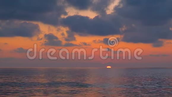 令人鼓舞的红色日落天空海浪拍打太阳下山意大利视频的预览图