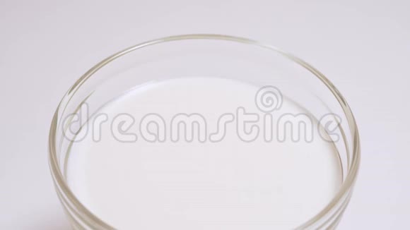 营养和饮食纯素乳制品在玻璃杯中在白色背景下单独使用牛奶饮料的玻璃杯视频的预览图