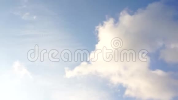 移动的云彩和蓝天的时间流逝视频的预览图