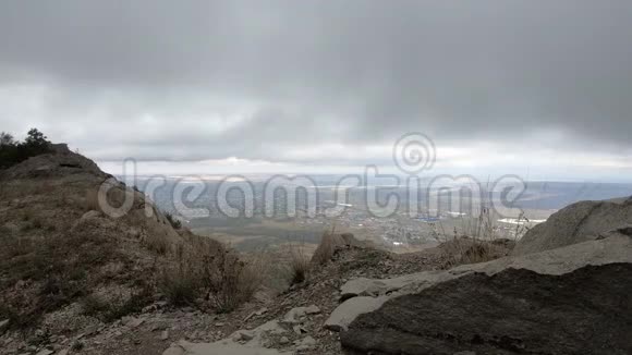 在多云多风的日子里从岩石山脉到山谷的景色北高加索视频的预览图