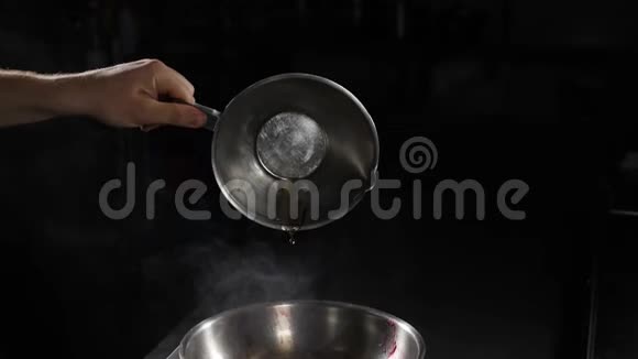 火焰点燃和燃烧在黑色背景下烹饪慢镜头一场真正的大火视频的预览图