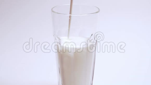 含钙和维生素的丰盛健康早餐在一杯希腊酸奶上逐渐填充一杯视频的预览图