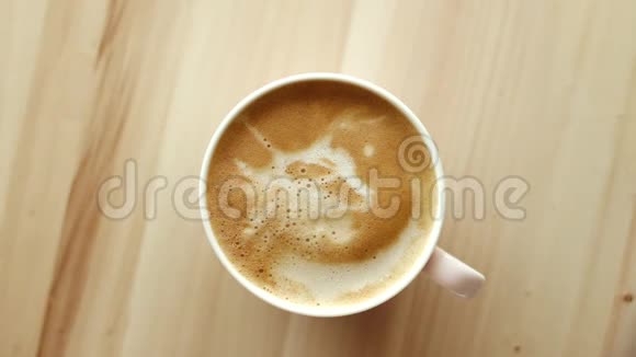 早晨的咖啡杯牛奶放在大理石石板上热饮饮放在桌子平躺上顶部观看食物录像视频的预览图