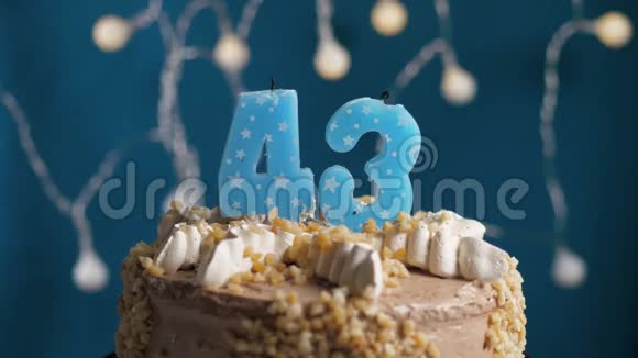 生日蛋糕蓝色背景上有43支蜡烛蜡烛吹灭了慢动作和特写视频的预览图
