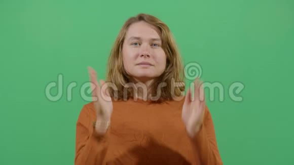 女人拍打脸颊视频的预览图
