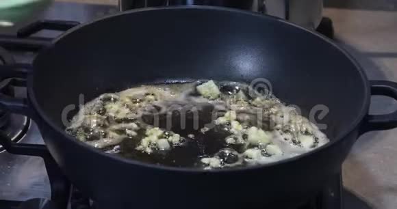 一个女人把虾倒入一个热锅里里面有黄油和大蒜视频的预览图