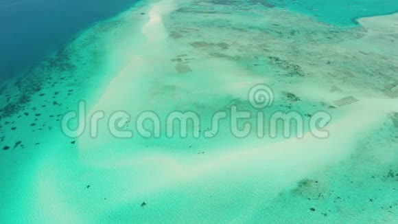 泻湖里的沙滩上有绿松石水巴拉巴克巴拉望菲律宾视频的预览图