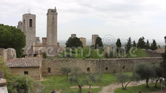从城堡中看到的中世纪圣吉米尼亚诺塔视频的预览图