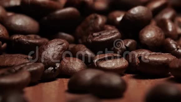 从顶部喷入烤棕色咖啡豆前景视频的预览图