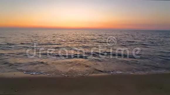 令人鼓舞的红色日落天空海浪飞溅的运动意大利西伦托视频的预览图
