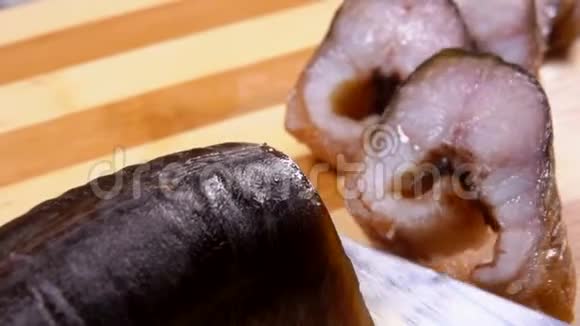 美味的熏鳗鱼片躺在竹片上视频的预览图