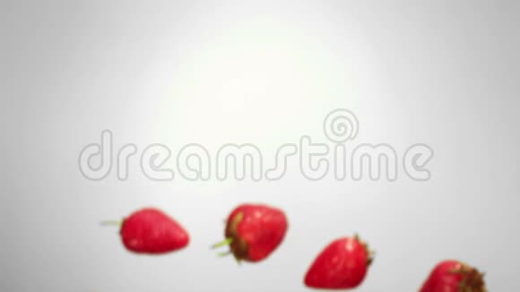 红色美味的草莓在白色背景上飞舞视频的预览图