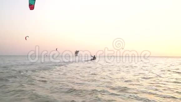 明亮多彩的天空和许多风筝在海里风筝在晚上冲浪视频的预览图