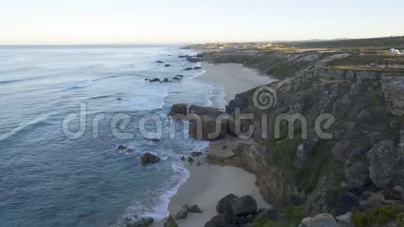 葡萄牙日出时的普拉亚道马尔豪海滩景色视频的预览图