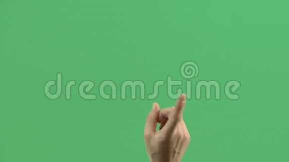 男人手在绿色背景上打字绿色屏幕色度键视频的预览图