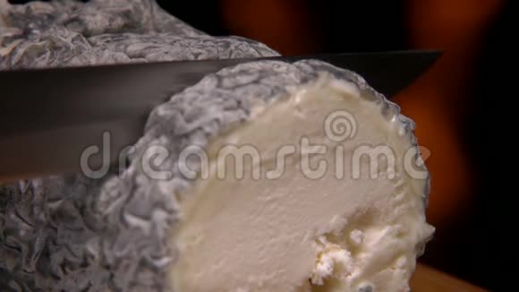 把中间有稻草的圣特莫雷德图拉因山羊奶酪关起来视频的预览图