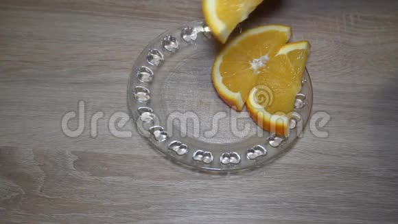 盘子里一大片鲜嫩多汁的橙片视频的预览图