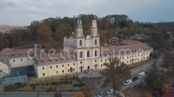 秋季天主教大教堂修道院的鸟瞰图乌克兰布查市视频的预览图