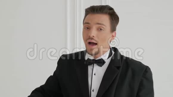 在豪华客房里唱歌的男画像视频的预览图