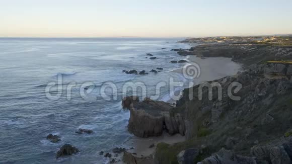 葡萄牙日出时的普拉亚道马尔豪海滩景色视频的预览图