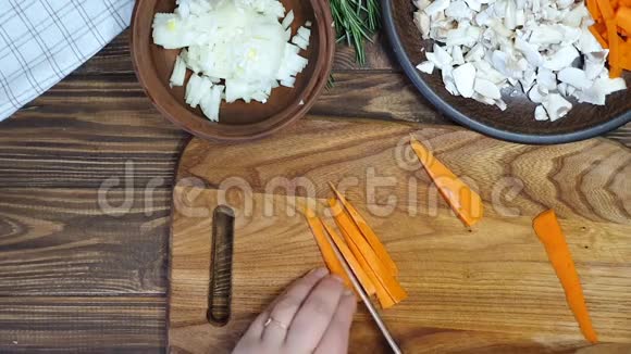 有蔬菜的米饭素菜蘑菇和胡萝卜洋葱香料辣椒和大蒜黑胡椒和齐拉视频的预览图