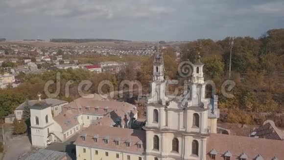 秋季天主教大教堂修道院的鸟瞰图乌克兰布查市视频的预览图