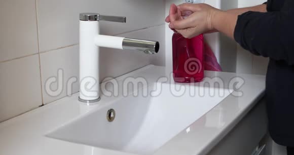 用肥皂洗手极好地防止冠状病毒一个女人在水槽里用肥皂洗手Covid19视频的预览图