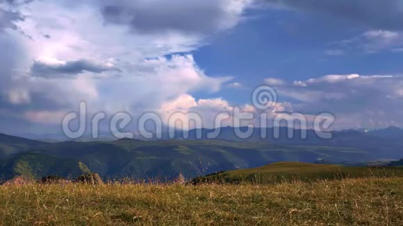 时间流逝的山和云美丽的山谷旅途自然景观视频的预览图
