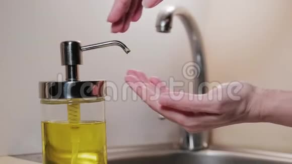 女人在洗手前挤压液体肥皂经常洗手来保护大流行病卫生方面的措施视频的预览图